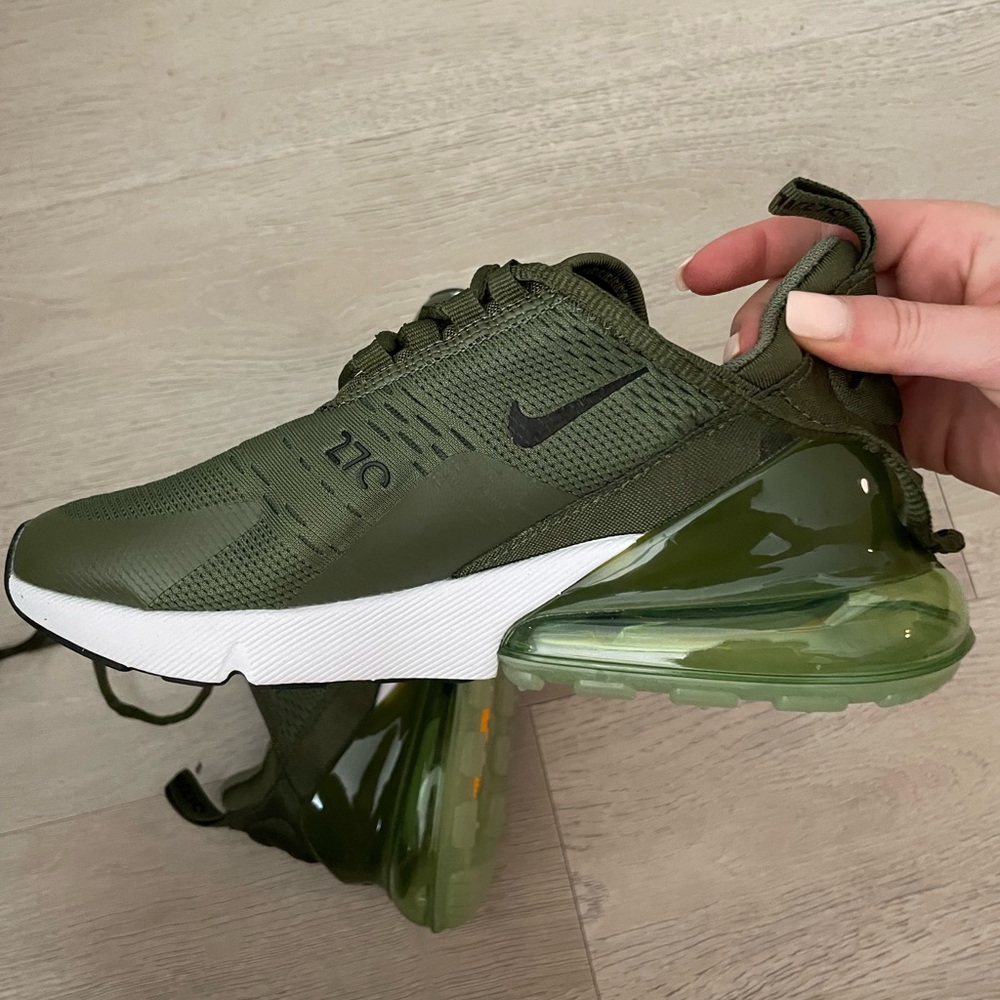 Sneakers size 7
